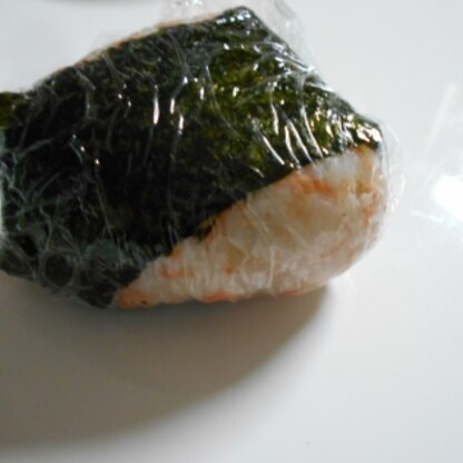 朝のお弁当の残りご飯で作りました。鮭フレーク美味しいですよね。(*^.^*)